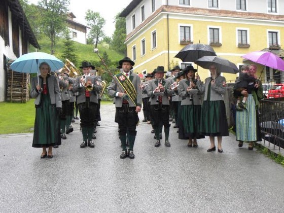 Abt Bruno spendet unseren Jugendlichen das Sakrament der Firmung